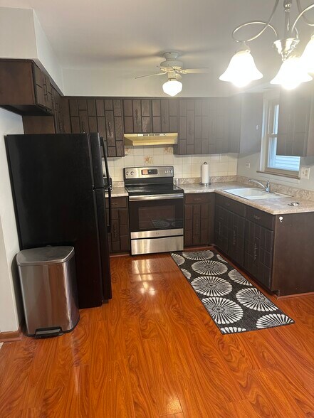 Primary Photo - 2103 W Montrose Ave