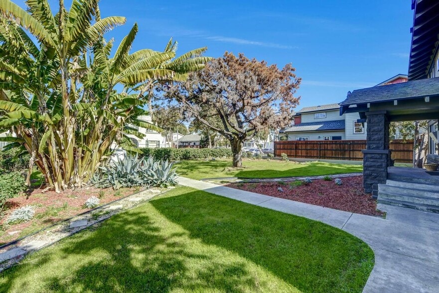 Building Photo - 1048 E 5th St