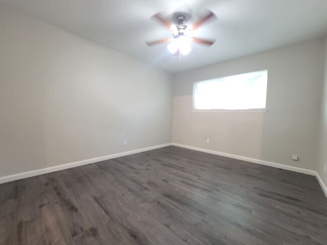 Building Photo - 907 Bird Creek Dr