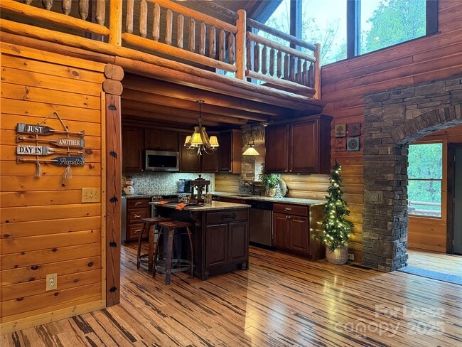 Building Photo - 1011 Lakeshore Dr