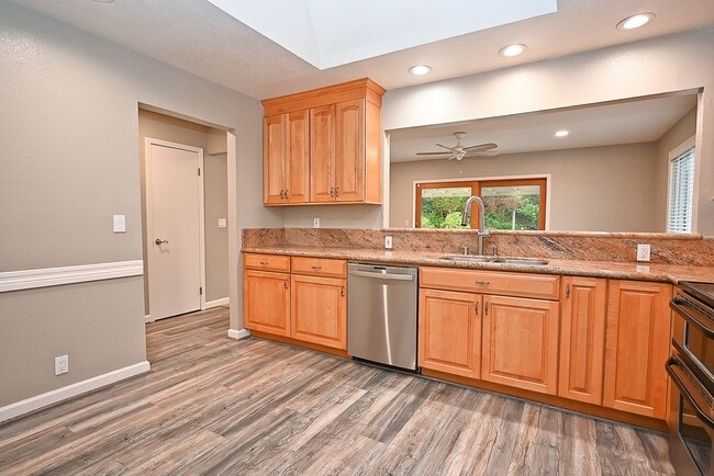 Building Photo - $3,950 -- STUNNING 4B/2BTH HOME IN BRIAR H...