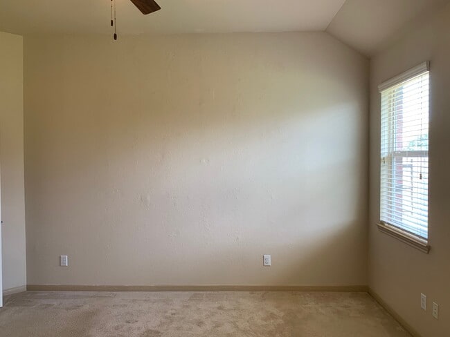 Building Photo - 18827 Cove Pointe Dr