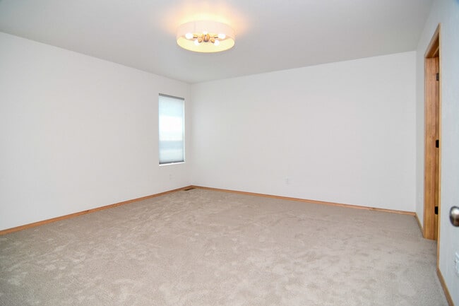 Building Photo - 2220 Blue Stem Ln