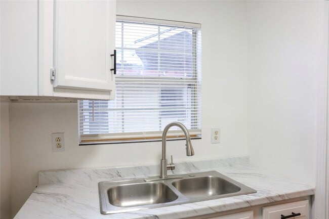 Building Photo - 10 Jenkins St