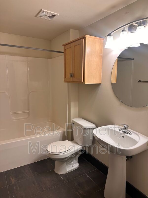 Building Photo - 212 W 7th St