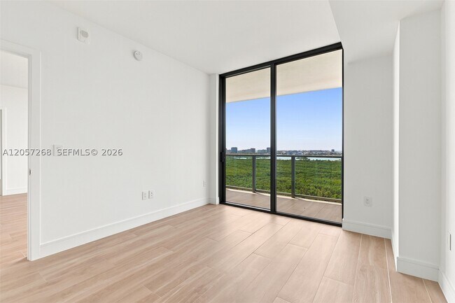 Building Photo - 2411 Laguna Cir