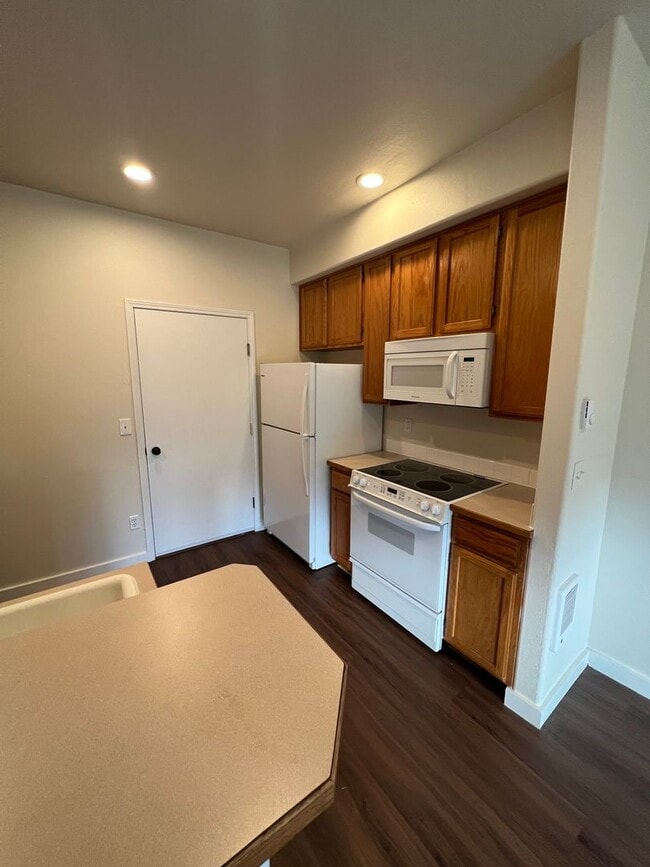 Building Photo - 3-bedroom 2 1/2-bathroom duplex