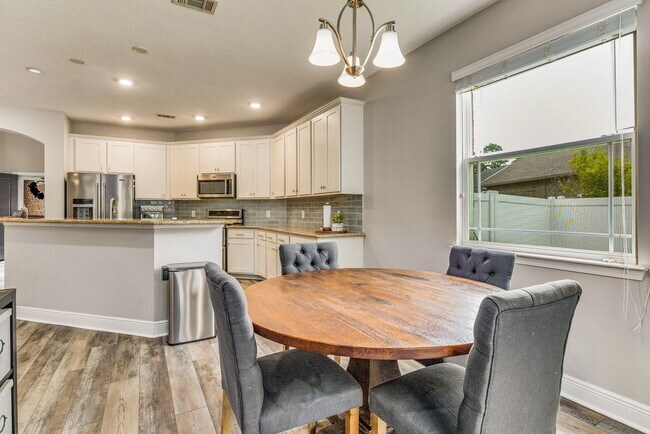 Building Photo - Bright and beautiful home in Windward Cove...