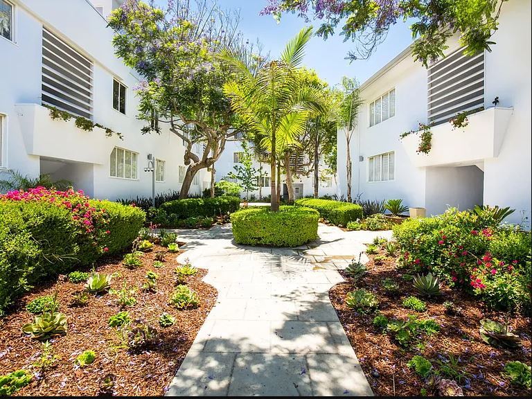 Building Photo - 132 San Vicente Blvd