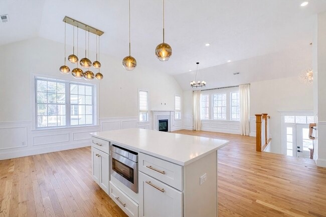 Building Photo - 261 Main St