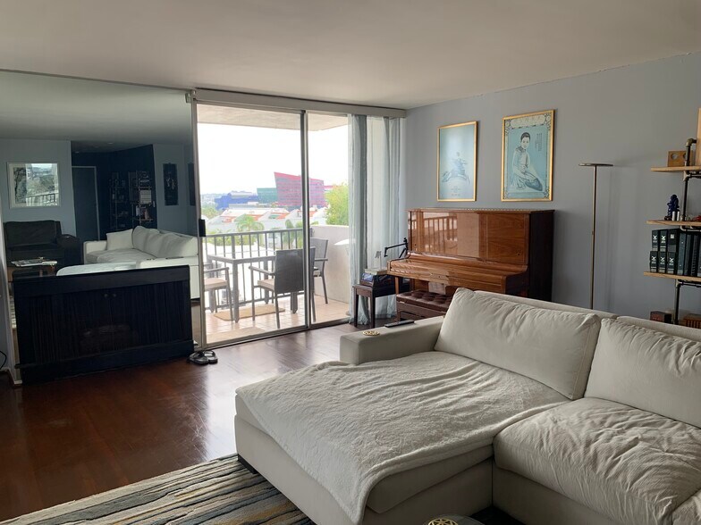 Living room with fireplace and balcony room for grill and al fresco dining - 8530 Holloway Dr