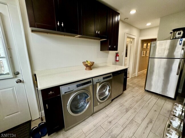 Building Photo - 10 Willowdale Ave