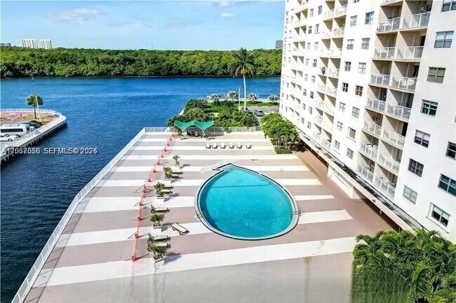 Building Photo - 400 Kings Point Dr