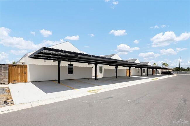 Building Photo - 13 E Iris Ave