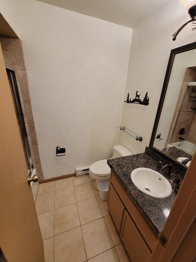 Building Photo - 2540 Kinnikinnick Rd