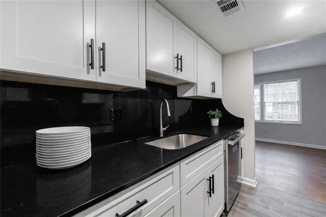 Building Photo - 1960 Hamilton Pl SE