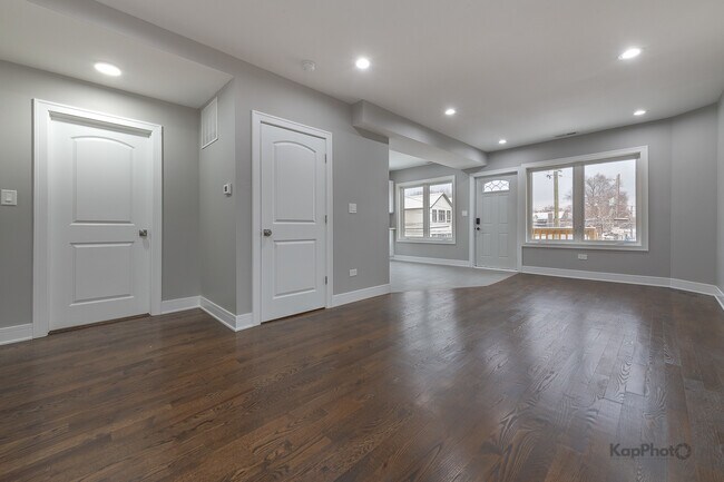 Building Photo - 3044 W Irving Park Rd