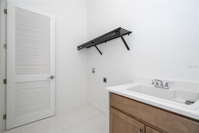 Building Photo - 16044 Pendio Dr