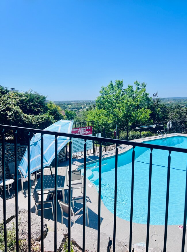 Building Photo - 303 Golf Crest Ln