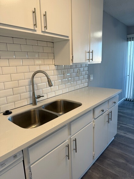 Building Photo - 966 W 11th St