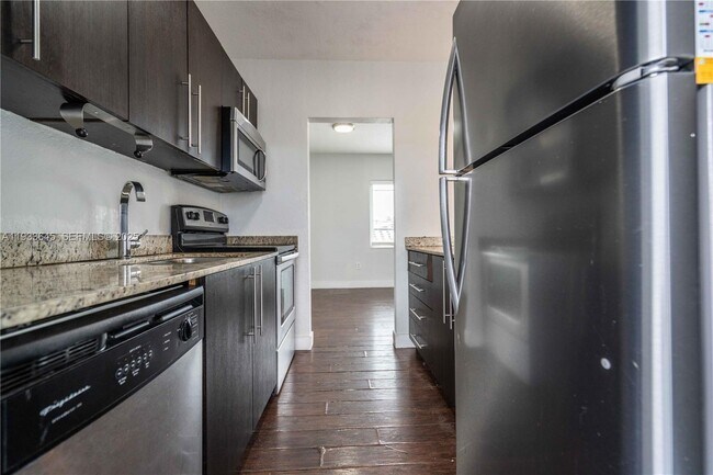 Building Photo - 1940 Biarritz Dr