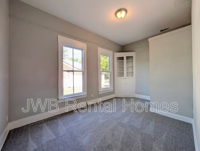 Building Photo - 421 Golfair Blvd