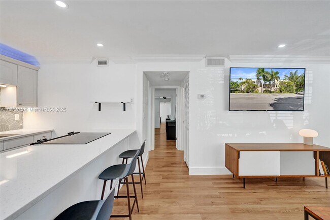 Building Photo - 815 NE 28th St