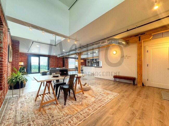 Building Photo - Stunning & Spacious Penthouse Condo