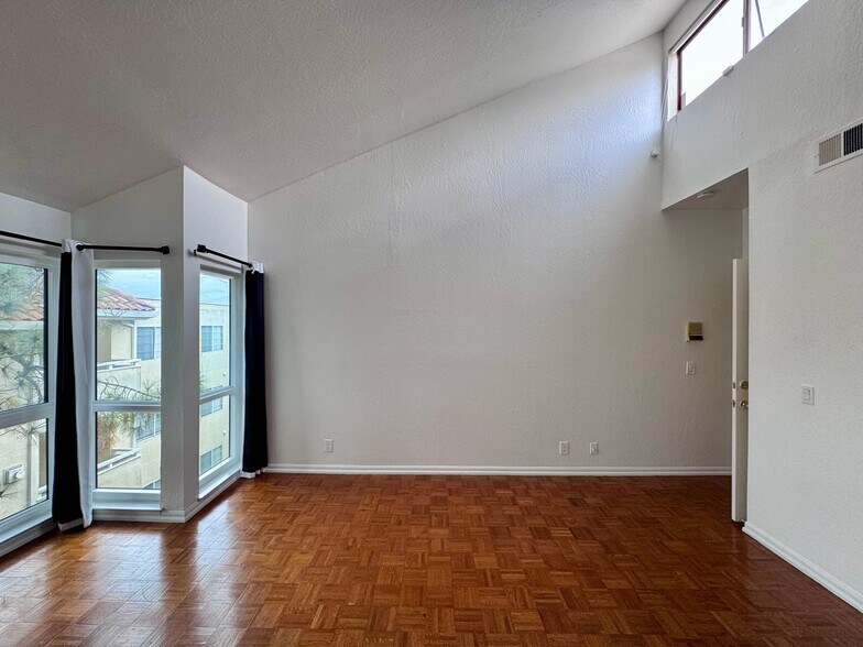 Master Bedroom - 25912 Hayward Blvd