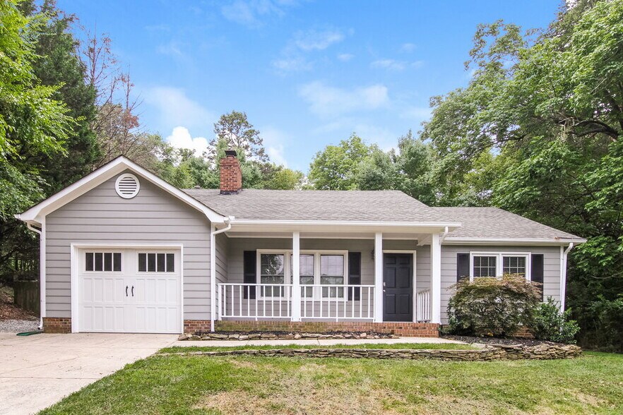 Primary Photo - 105 Interlaken Pl