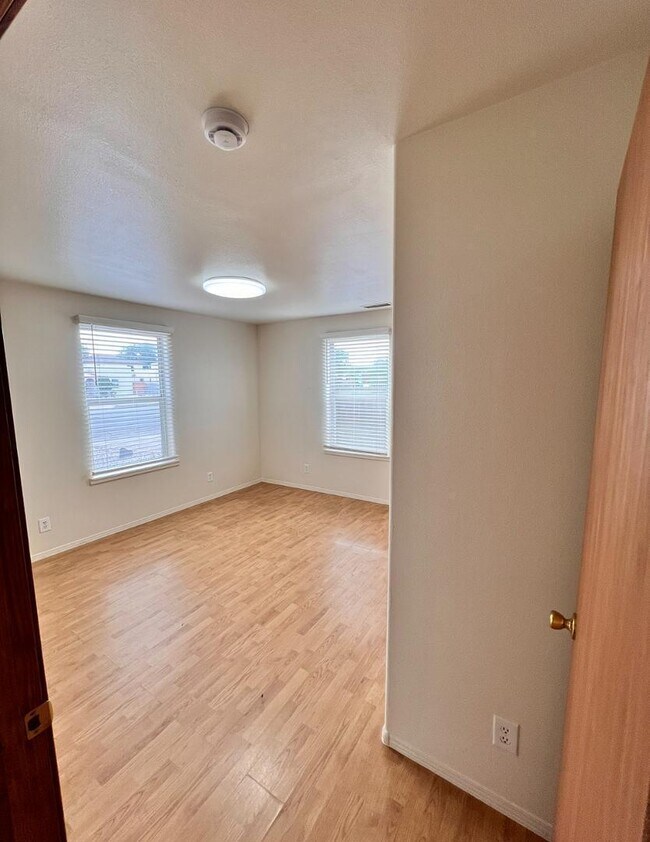 Building Photo - 615 Candelaria Rd NW