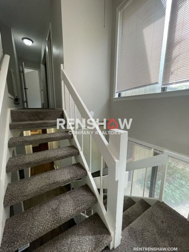 Building Photo - Unique 3 Bed / 2.5 Bath Condo - Move in Re...