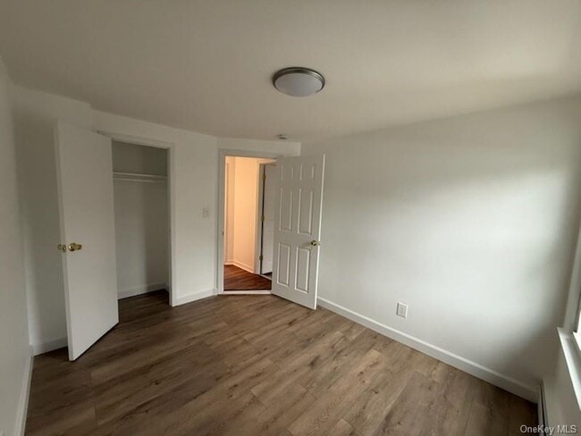 Building Photo - 161 Glen Cove Ave