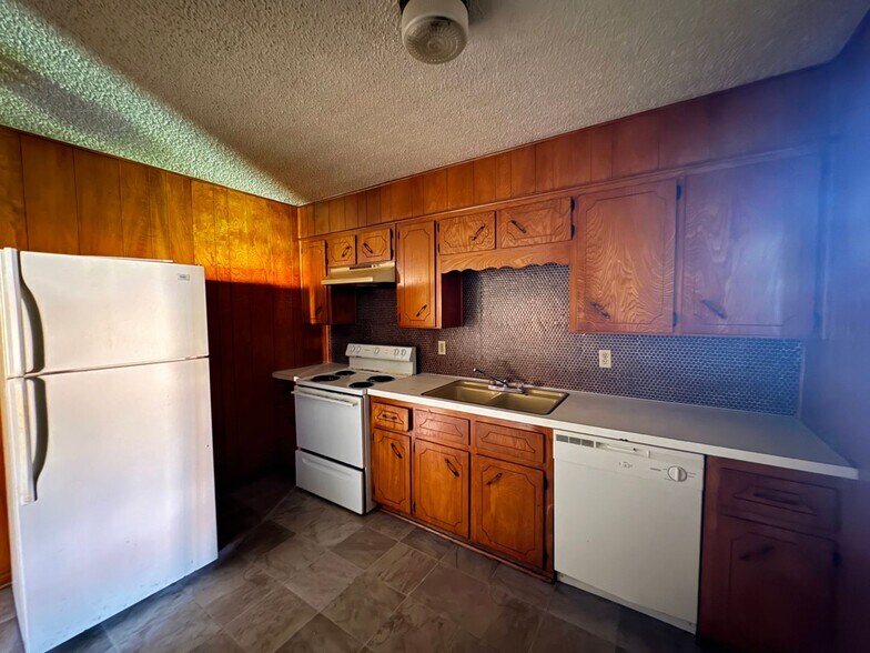 Building Photo - 425 W Avenue C