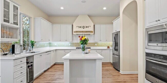 Building Photo - 3 Bedroom Woodlands Home