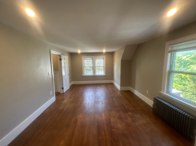 Building Photo - 550 Maple Ave