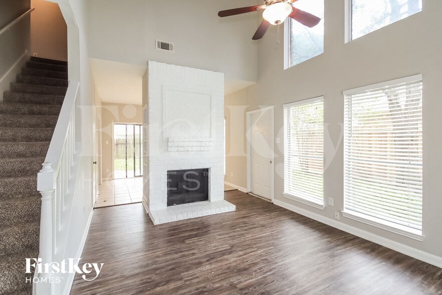 Building Photo - 10622 Lofty Pines Dr