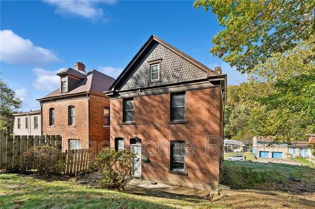 Building Photo - 1250 Blackadore Ave