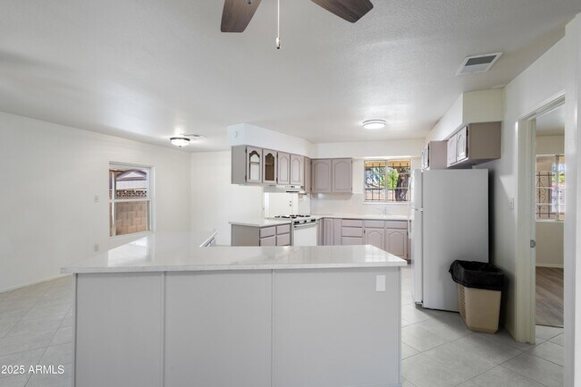 Building Photo - 5742 N 12th Pl
