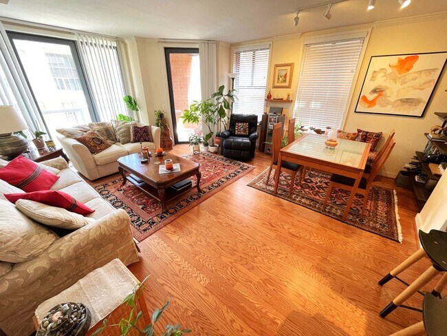 Building Photo - Luxurious living in Penn Quarter