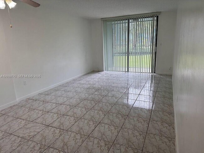 Building Photo - 9460 Fontainebleau Blvd