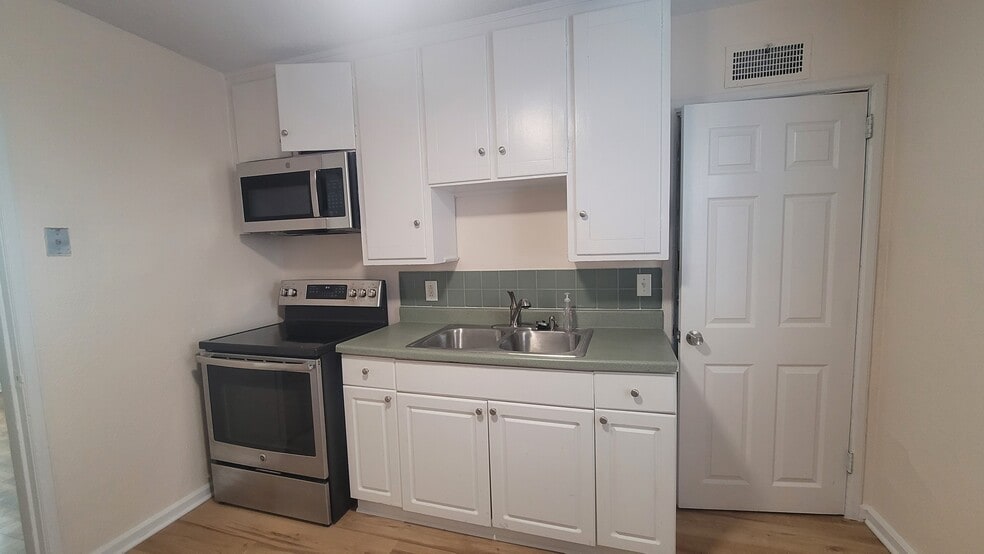 Kitchen - 6319 W Center St