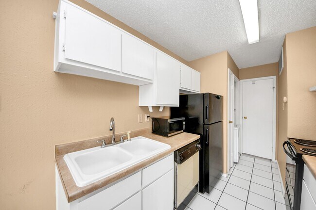 Building Photo - 2750 Holly Hall St