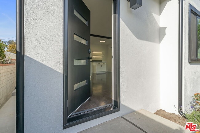 Building Photo - 841 Oxford Ave