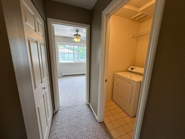 Building Photo - Beautiful 2 Bed 1.5 Bath Condo!