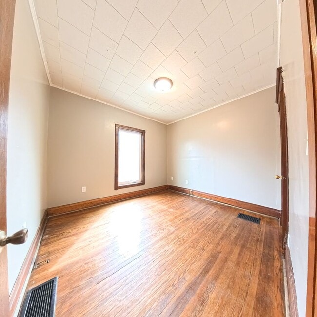 Building Photo - Spacious 5 bedroom 2 Bath Home