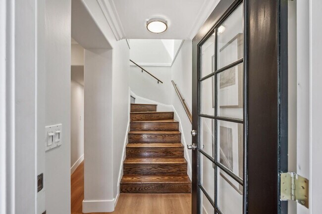 Building Photo - Beautiful 3 Bedroom 2 Bathroom Single Fami...