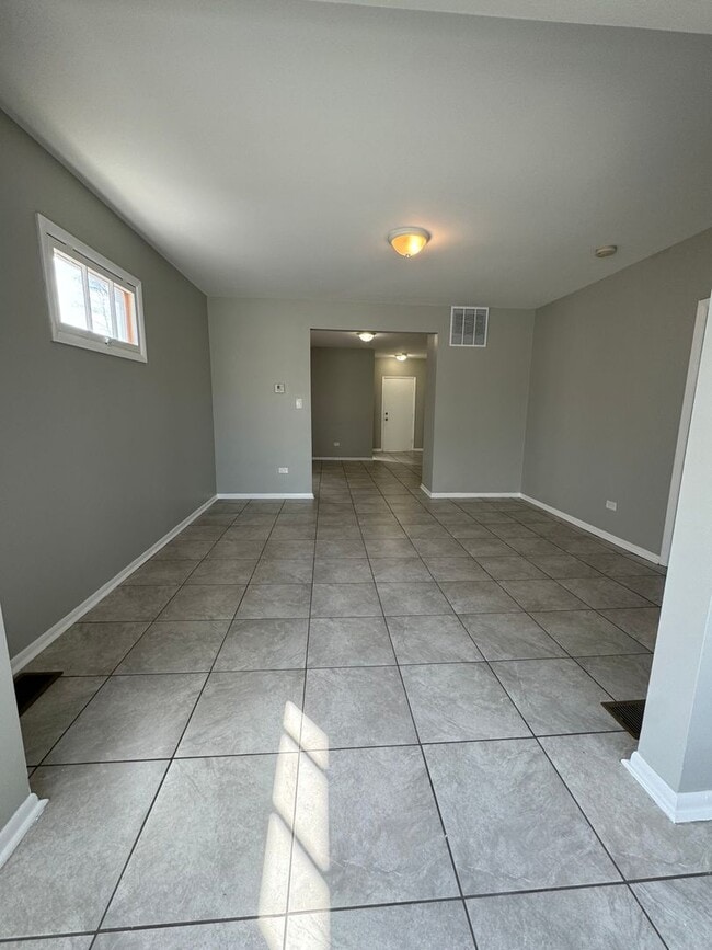 Building Photo - 2 Bedroom 1 Bathroom House in Calumet City...