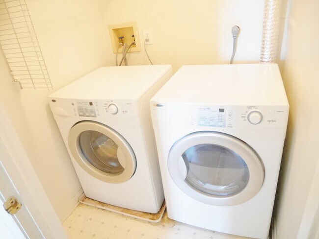 Building Photo - 2 Bedroom Condominium Located in Stonegate...