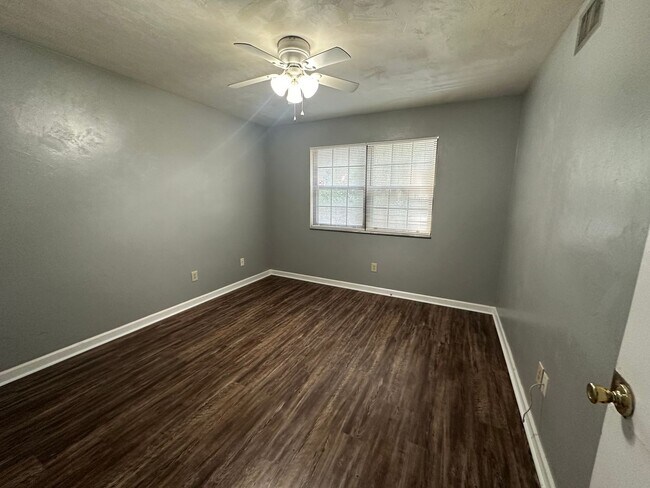 Building Photo - Downstairs unit near TMH w/ NO CARPET!!!